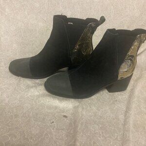 Toms Shoes. Tom Suede. Leather Esme with Gold Applique Size 12